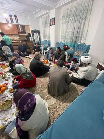 گزارش تصویری | مسئولین ساوجبلاغی نخستین روز از ماه مبارک رمضان بر سر سفره فرزندان بهزیستی افطار نمودند