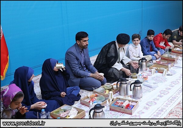افطار رئیس جمهور همراه با ایتام در شیرخوارگاه شبیر تهران