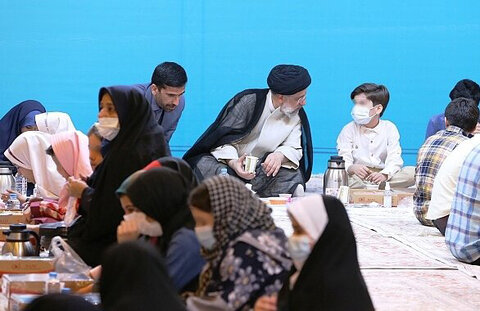 گزارش تصویری| افطار رئیس جمهور همراه با فرزندان در شیرخوارگاه شبیر تهران