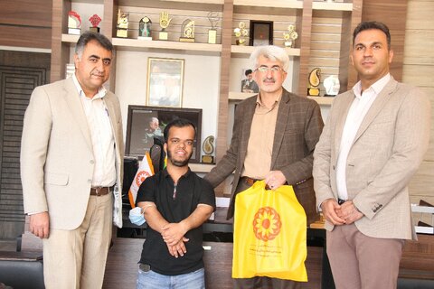 گزارش تصویری / دیدار سرپرست بهزیستی فارس با "علی برازجانی" هنرمندِ شیرازیِ افتخار آفرین برنامه تلویزیونی عصر جدید 