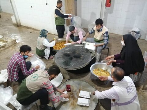 اطعام کریمانه۲۰۰۰ پرس غذای گرم به نیت ۲۰۰۰ شهید خراسان جنوبی