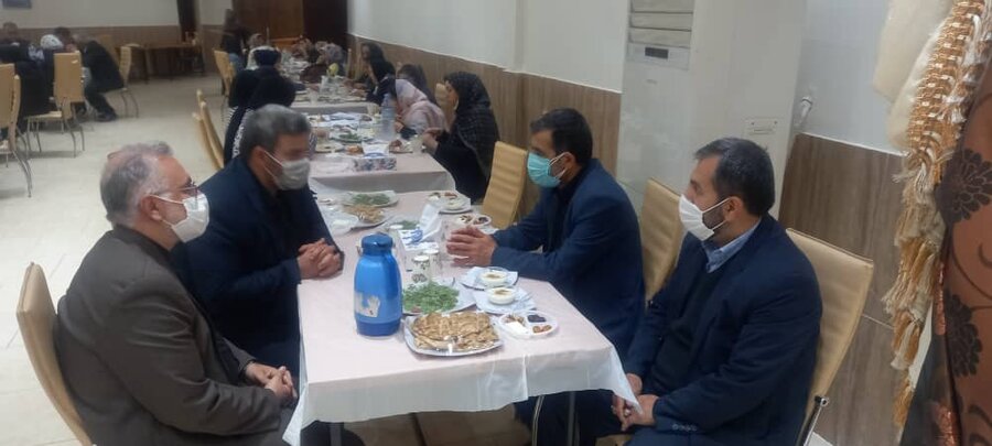 فیروزکوه| برگزاری مراسم ضیافت افطاری فرزندان بهزیستی در کنار مسئولان 