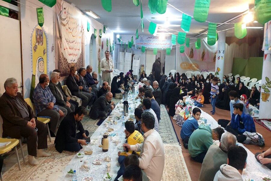 ضیافت افطاری در شیرخوارگاه حلیمه قزوین/ خیرین با فرزندان معنوی خود افطار کردند 