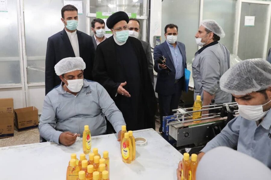 بازدید آیت الله رئیسی از کارخانه تولید محصولات بهداشتی فیروز/ اقامه نماز و حضور رئیس جمهور در مراسم افطاری کارگران