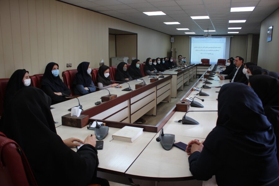 برگزاری نشست هم اندیشی روانشناسان و مشاوران شاغل در ستاد با مدیرکل بهزیستی استان 
