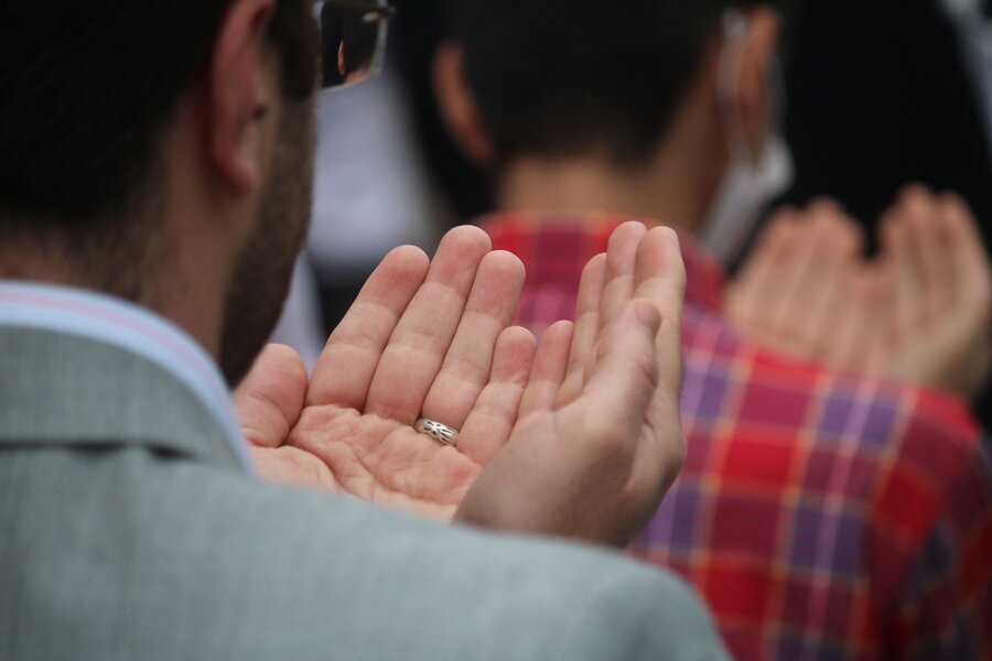 اقامه نماز باشکوه عید سعید فطر با حضور مردم متدین رشت ، سرپرست و کارکنان بهزیستی گیلان
