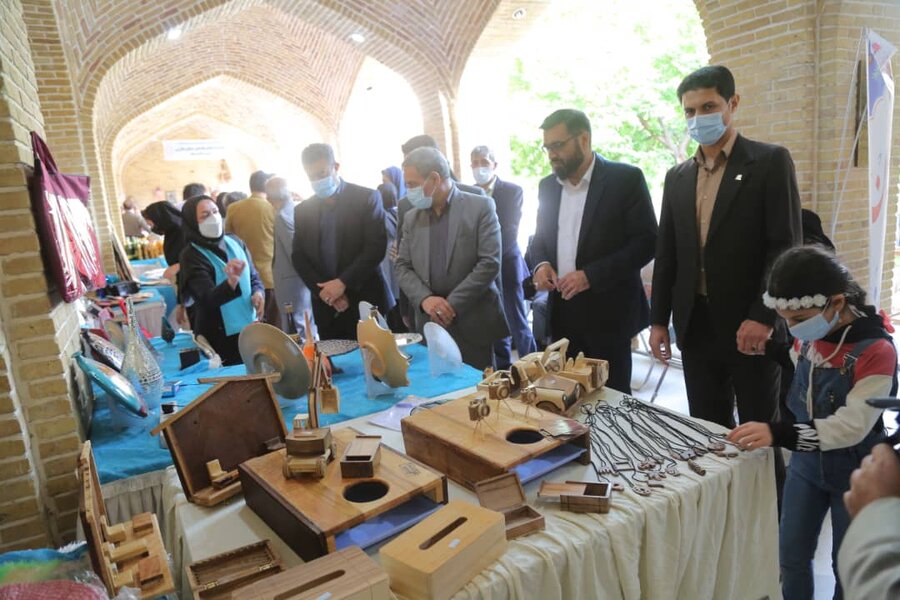 نمایشگاه صنایع دستی دستاوردهای معلولین در سنندج افتتاح شد .