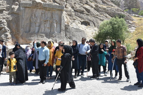 بازدید افراد دارای معلولیت استان کرمانشاه از آثار تاریخی و باستانی طاقبستان
