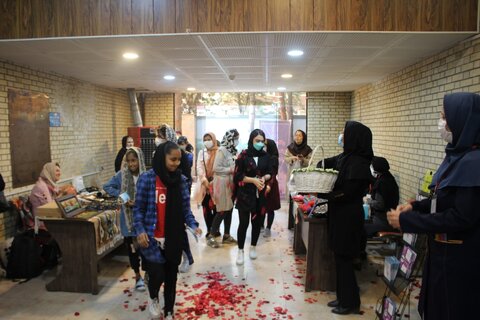 در حاشیه همایش دختران بهزیستی استان البرز نمایشگاه صنایع و هنرهای دستی فرزندان بهزیستی به نمایش درامد