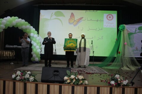 مراسم پرچم گردانی امام رضا (ع) در همایش دختران بهزیستی استان البرز 