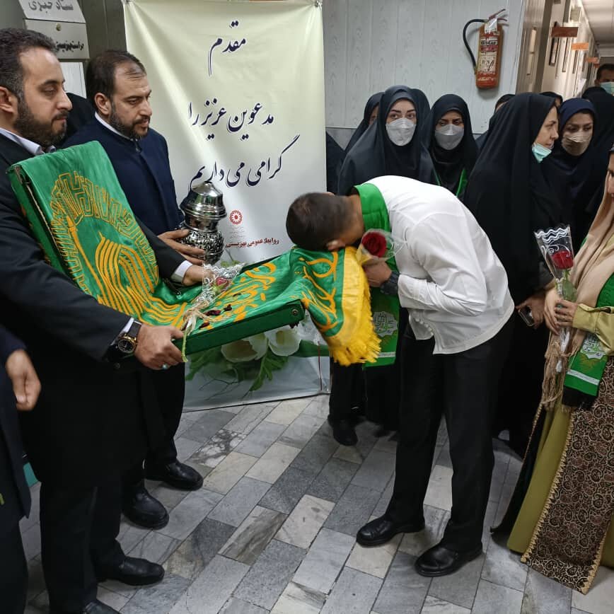 شهر تهران| پرچم حرم رضوی در ستاد بهزیستی گردانده شد