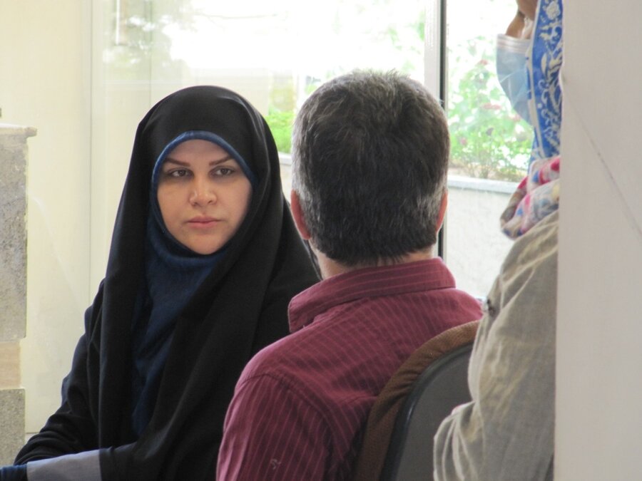 پاسخگویی مدیرکل بهزیستی استان تهران به مددجویان در میز خدمت