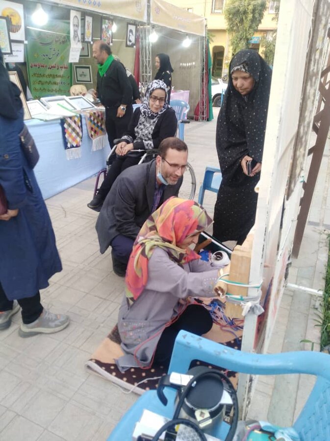 گزارش تصویری : بازدید مدیر کل بهزیستی قم از غرفه توانمندی های معلولین
