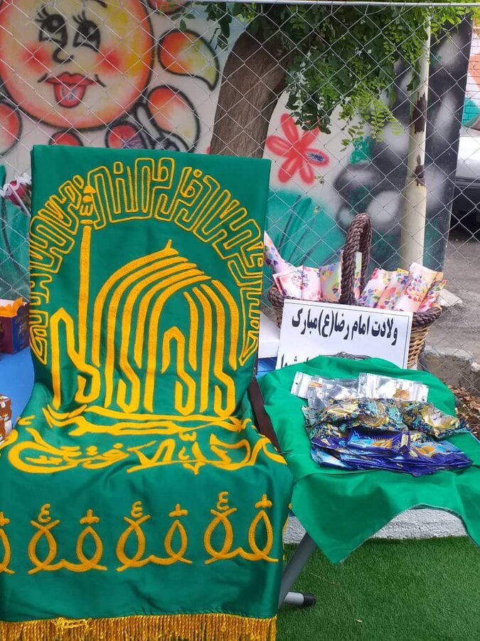 اسلامشهر|با هم ببینیم| تبرک جویی سالمندان از پرچم حرم منور رضوی