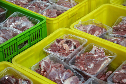 بسته بندی و توزیع ۲ هزار و ۵۰۰ بسته گوشت گرم در میان نیازمندان قم