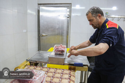 گزارش تصویری /بسته بندی و توزیع ۲ هزار ۵۰۰ بسته گوشت گرم در میان نیازمندان قم