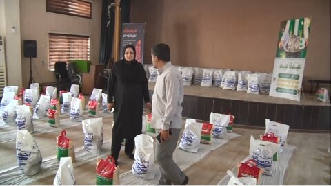 ببینیم| توزیع ۲۰۰  بسته  معیشتی به مناسبت عید غدیر با حضور مدیر کل بهزیستی خوزستان