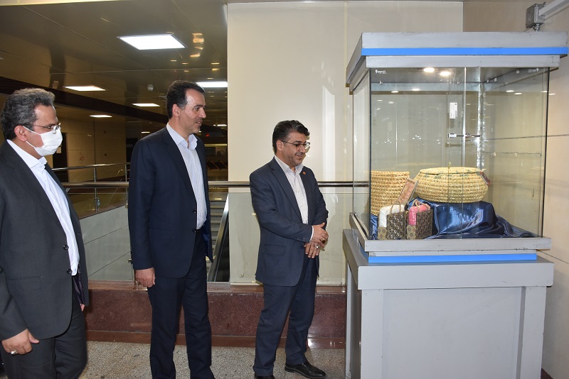 افتتاح اولین نمایشگاه دائمی آثار مددجویان در چهار ایستگاه متروی مشهد