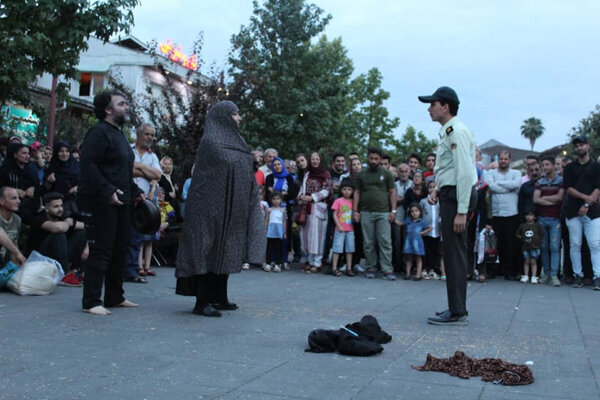 دررسانه | اجرای تئاتر خیابانی «پیشگیری از آسیب‌های اجتماعی» در نهاوند
