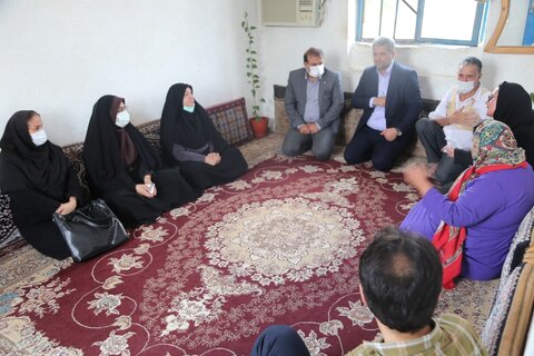 مدیرکل بهزیستی مازندران با خانواده سادات دارای پنج عضو دارای معلولیت شهرستان ساری دیدار کرد