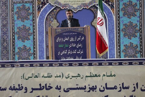 مدیرکل بهزیستی خوزستان قبل از خطبه های نماز جمعه سخنرانی کرد