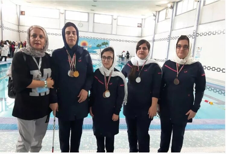مدال‌های رنگارنگ حاصل تلاش بانوان شناگر گیلانی در مسابقات کم‌بینایان کشور