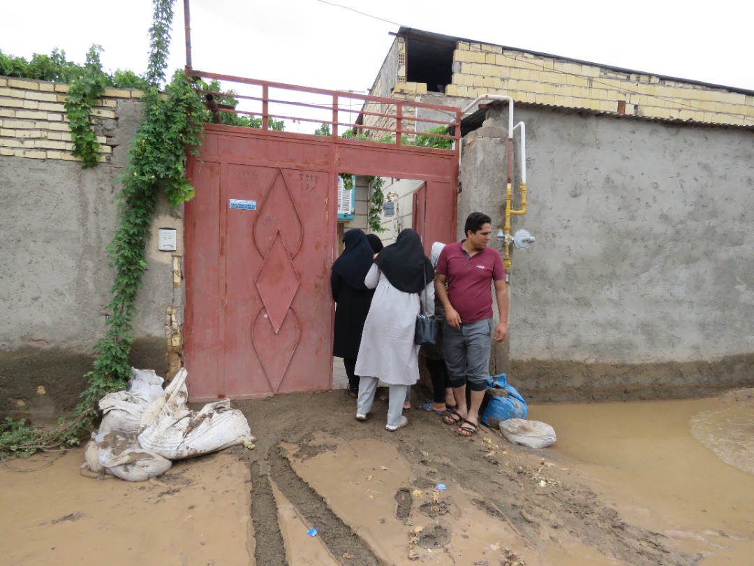 بازدید میدانی رئیس اداره بهزیستی سیرجان  از خسارات وارد شده به مددجویان سیل زده منطقه زید آباد 