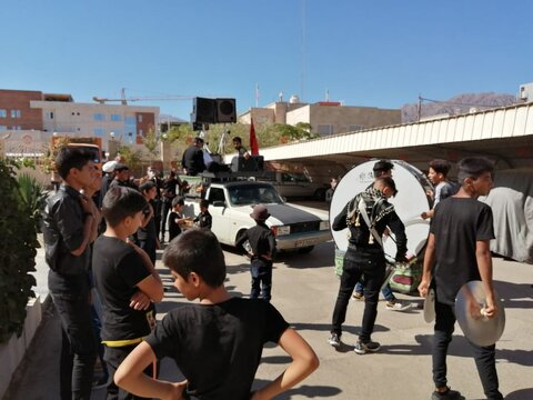 حضور هیئت عزاداران باب الحوائج حضرت ابوالفضل العباس علیه السلام شهرک بهزیستی در محل اداره کل بهزیستی خراسان جنوبی همزمان با هشتمین روز از ماه محرم