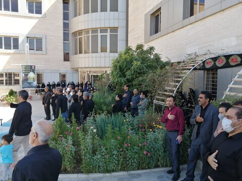 حضور هیئت عزاداران باب الحوائج حضرت ابوالفضل العباس علیه السلام شهرک بهزیستی در محل اداره کل بهزیستی خراسان جنوبی همزمان با هشتمین روز از ماه محرم