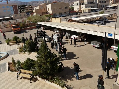 حضور هیئت عزاداران باب الحوائج حضرت ابوالفضل العباس علیه السلام شهرک بهزیستی در محل اداره کل بهزیستی خراسان جنوبی همزمان با هشتمین روز از ماه محرم