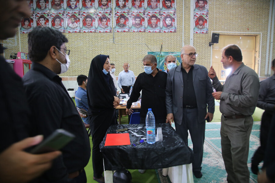 تنگستان| میزخدمت  بهزیستی  تنگستان در مصلی نماز جمعه شهر اهرم  برگزار شد