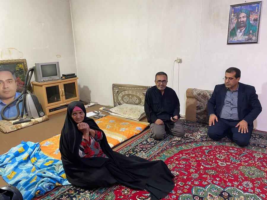 حضور در منزل شهید ناصر رجبی در شهرستان بهارستان از خانواده این شهید دوران دفاع مقدس