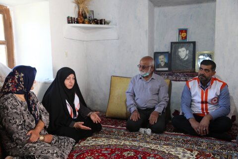 دیدار مدیرکل بهزیستی مازندران با خانواده شهید اکبری روستای لالا شهرستان ساری
