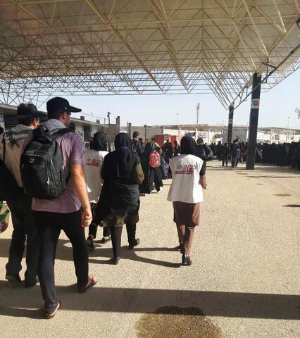 ۱۰ زائر گمشده در مرز مهران به همت بهزیستی تحویل خانواده ها شدند