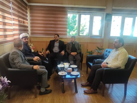 نشست صمیمانه مدیرستاداجرایی فرمان حضرت امام (ره) کردستان با مدیرکل بهزیستی استان