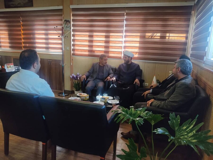 نشست صمیمانه مدیرستاداجرایی فرمان حضرت امام (ره) کردستان با مدیرکل بهزیستی استان

