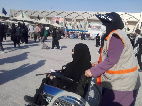 فیلم| حمل زائران حسینی با ویلچر توسط مددکاران بهزیستی