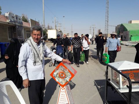 گزارش تصویری| خدمات دهی به زائران اربعین حسینی توسط کارکنان اداره بهزیستی شهرستان ایلام در پایانه مرزی مهران