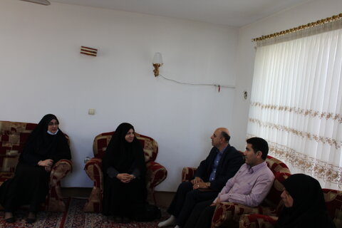 مدیرکل بهزیستی مازندران با خانواده شهید دارای معلولیت شنوایی شهرستان نور دیدار کرد
