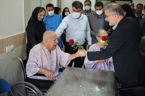 دکتر مجتبی عبداللهی استاندار البرز به مناسبت روز جهانی سالمندان به دیدار سالمندان مرکز ستایش رفت