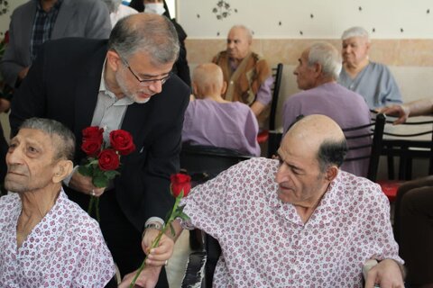 دکتر مجتبی عبداللهی استاندار البرز به مناسبت روز جهانی سالمندان به دیدار سالمندان مرکز ستایش رفت