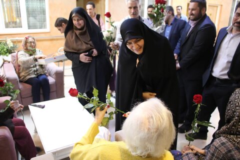 گزارش تصویری| مدیران کل بهزیستی و تعاون استان البرز به دیدار  سالمندان مقیم در مرکز لبخند زندگی رفتند