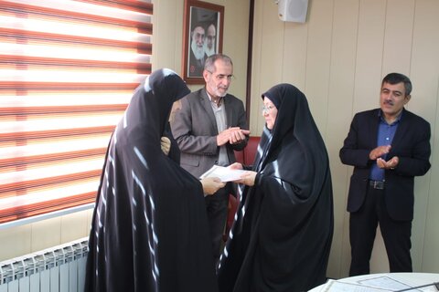 گزارش تصویری| به پاس کسب رتبه اول بهزیستی البرز در جشنواره شهید رجایی مدیرکل بهزیستی استان از همکاران خود تجلیل کرد
