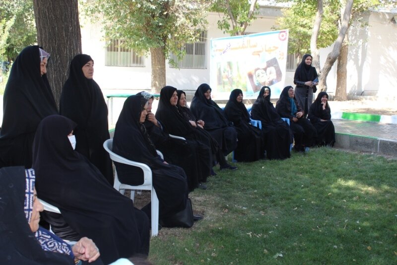 فریدن| برگزاری مراسم روز جهانی سالمند با شعار تاب آوری و مشارکت زنان سالمند