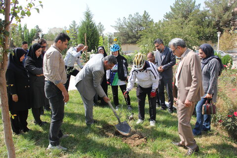 حضور دوچرخه سوار آستارایی با پیام صلح ودوستی در بهزیستی اصفهان
