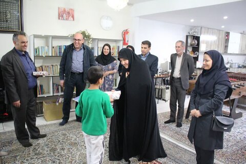 گزارش تصویری | مدیرکل بهزیستی استان البرز با حضور در خانه کودک و نوجوان "منظریه" روز دانش آموز را به فرزندان مقیم این مرکز تبریک گفت