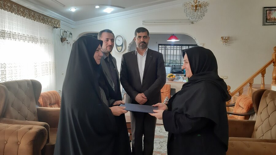مدیرکل بهزیستی مازندران با خانواده شهید دهقان آزاد در شهرستان چالوس دیدار کرد
