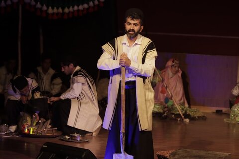 گزارش تصویری | اجرای نمایش "پچ پچ های زیر خاک" کاری از هنرمندان استان چهارمحال و بختیاری