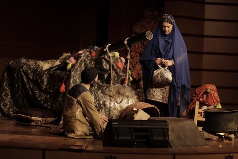 گزارش تصویری | اجرای نمایش "پچ پچ های زیر خاک" کاری از هنرمندان استان چهارمحال و بختیاری