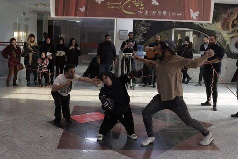 گزارش تصویری | اجرای نمایش خیابانی "بوق" کاری از هنرمندان استان تهران